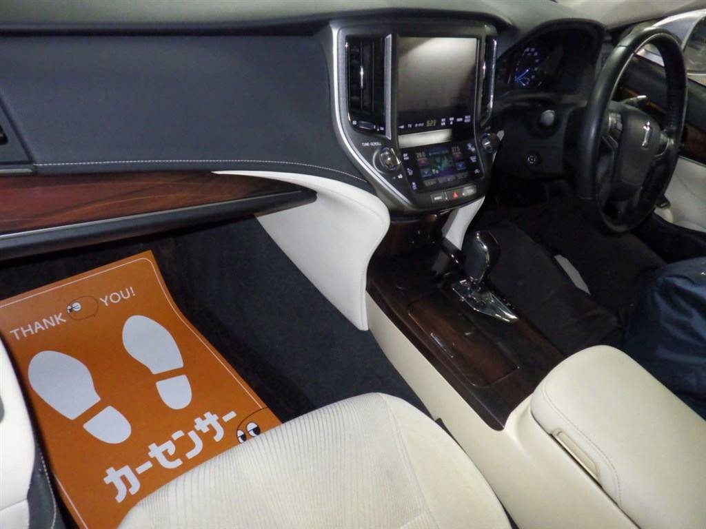 2013 Toyota Crown thumbnail