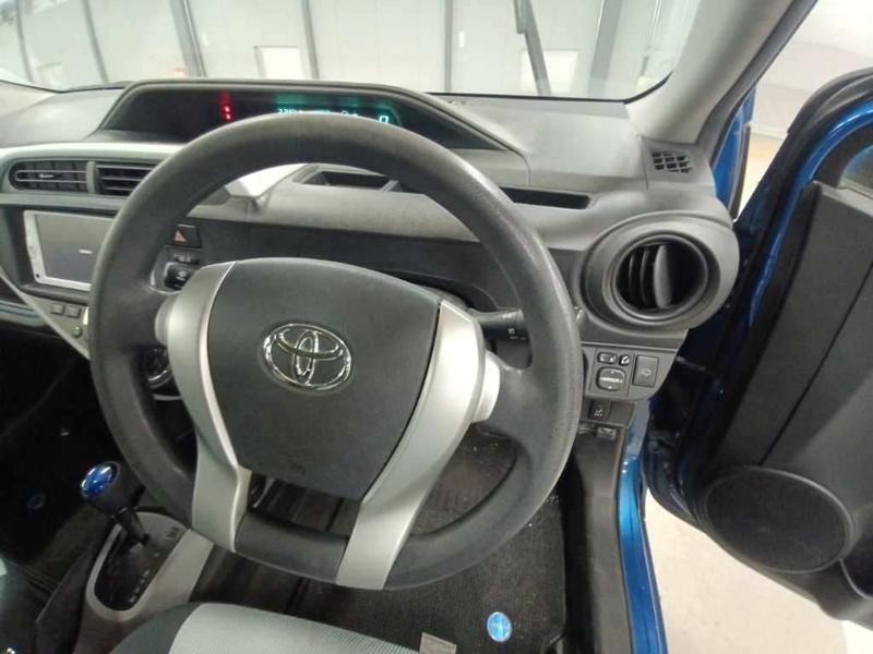 2013 Toyota Aqua thumbnail