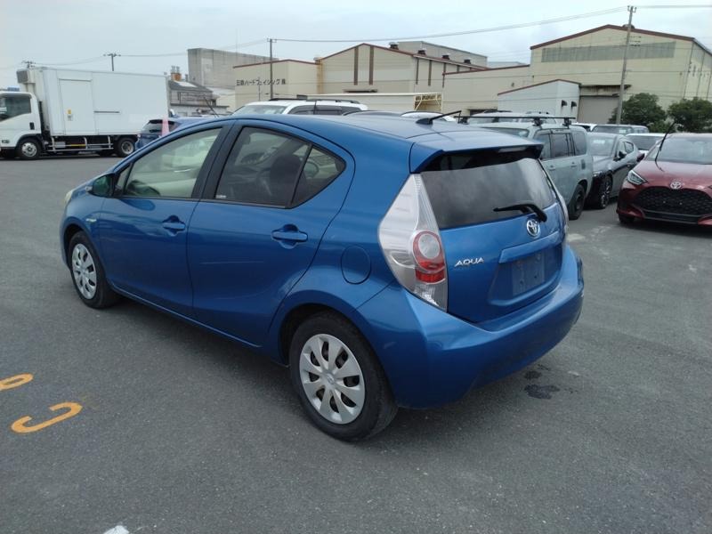 2013 Toyota Aqua thumbnail