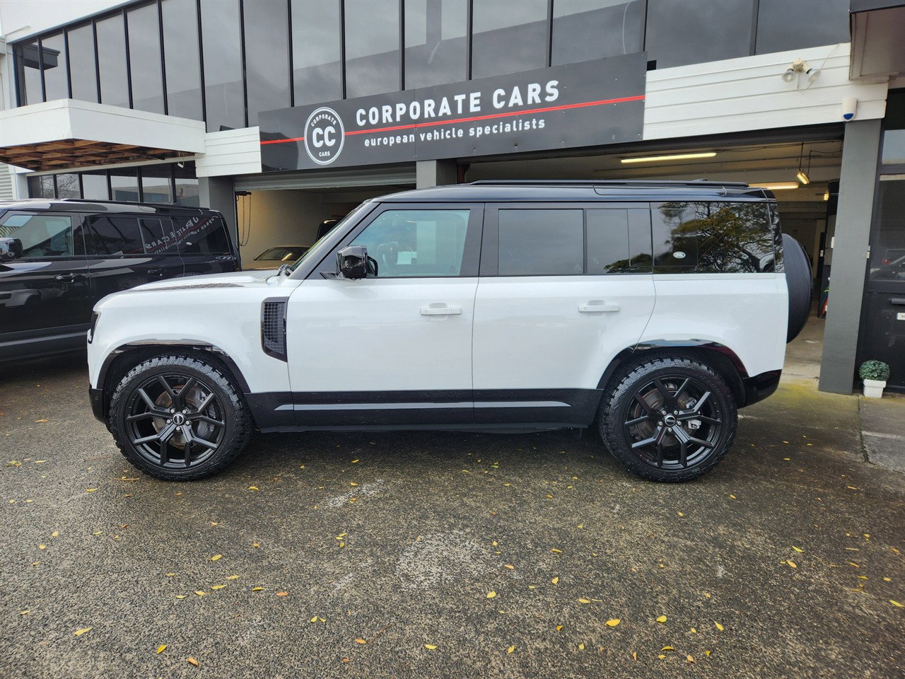 2024 Land Rover Defender thumbnail