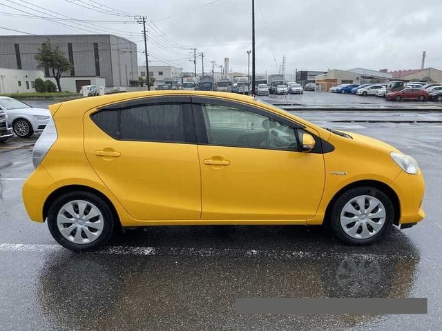2013 Toyota Aqua thumbnail
