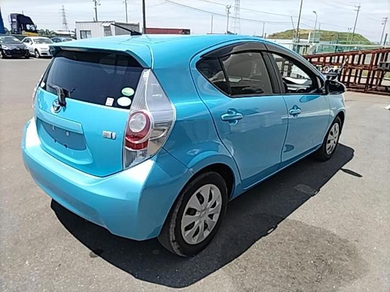 2013 Toyota Aqua thumbnail