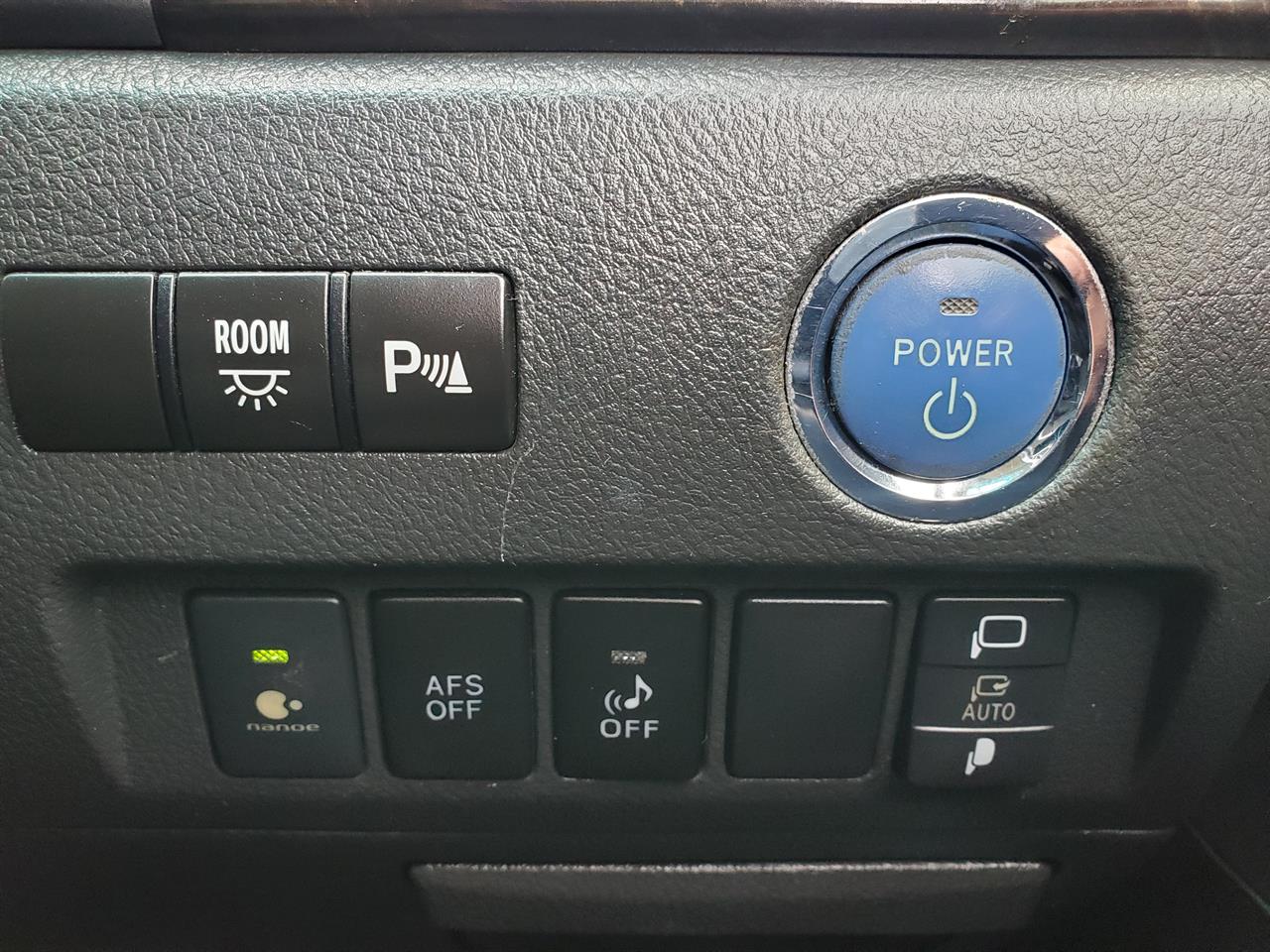 2012 Toyota Vellfire thumbnail