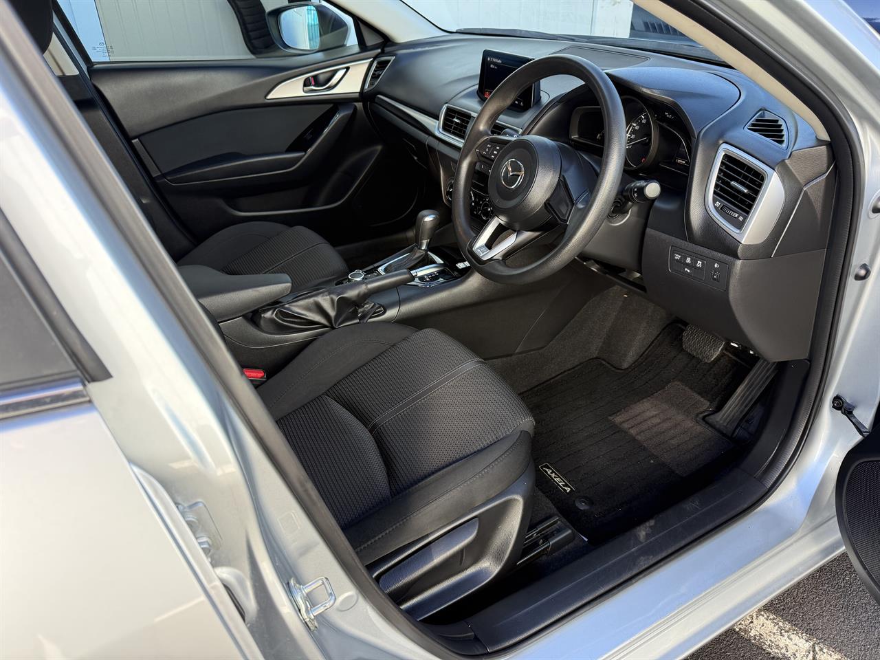 2018 Mazda Axela thumbnail