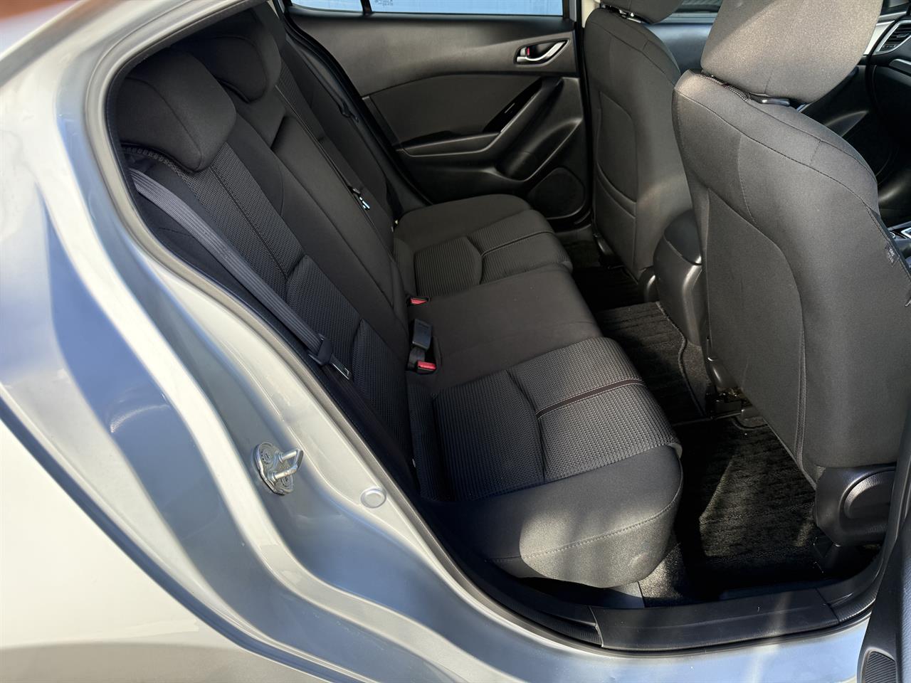 2018 Mazda Axela thumbnail