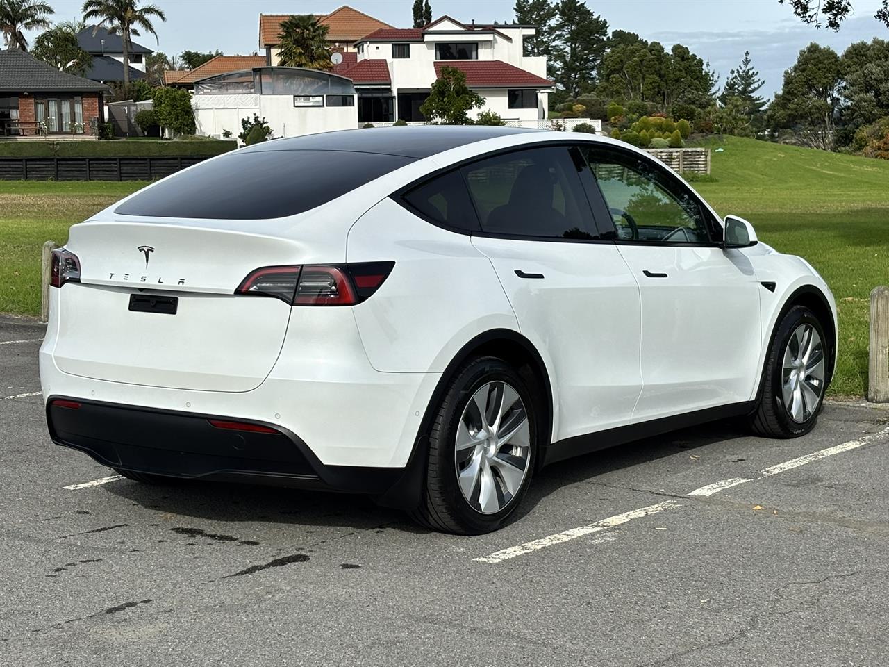 2023 Tesla Model thumbnail