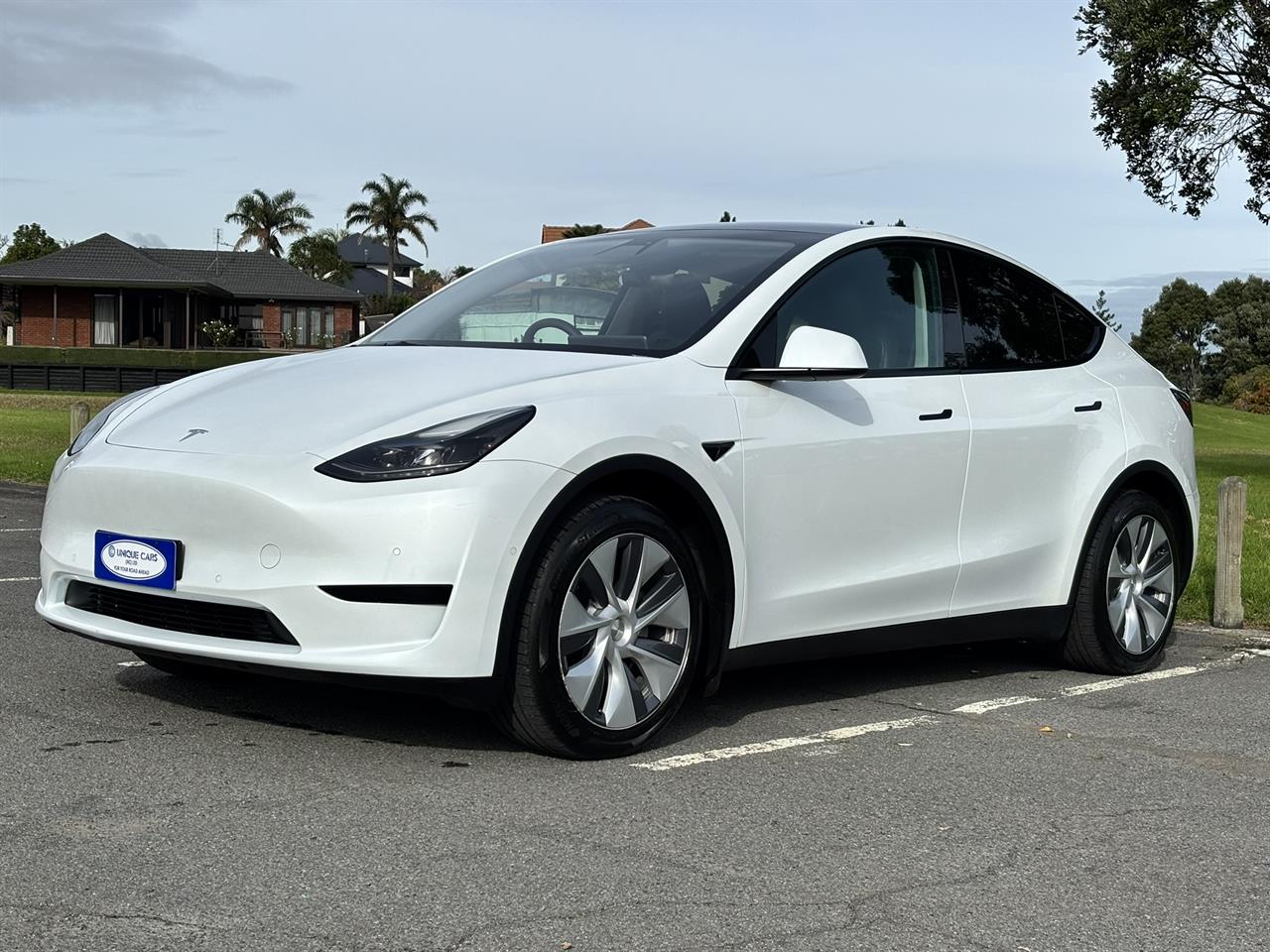 2023 Tesla Model thumbnail