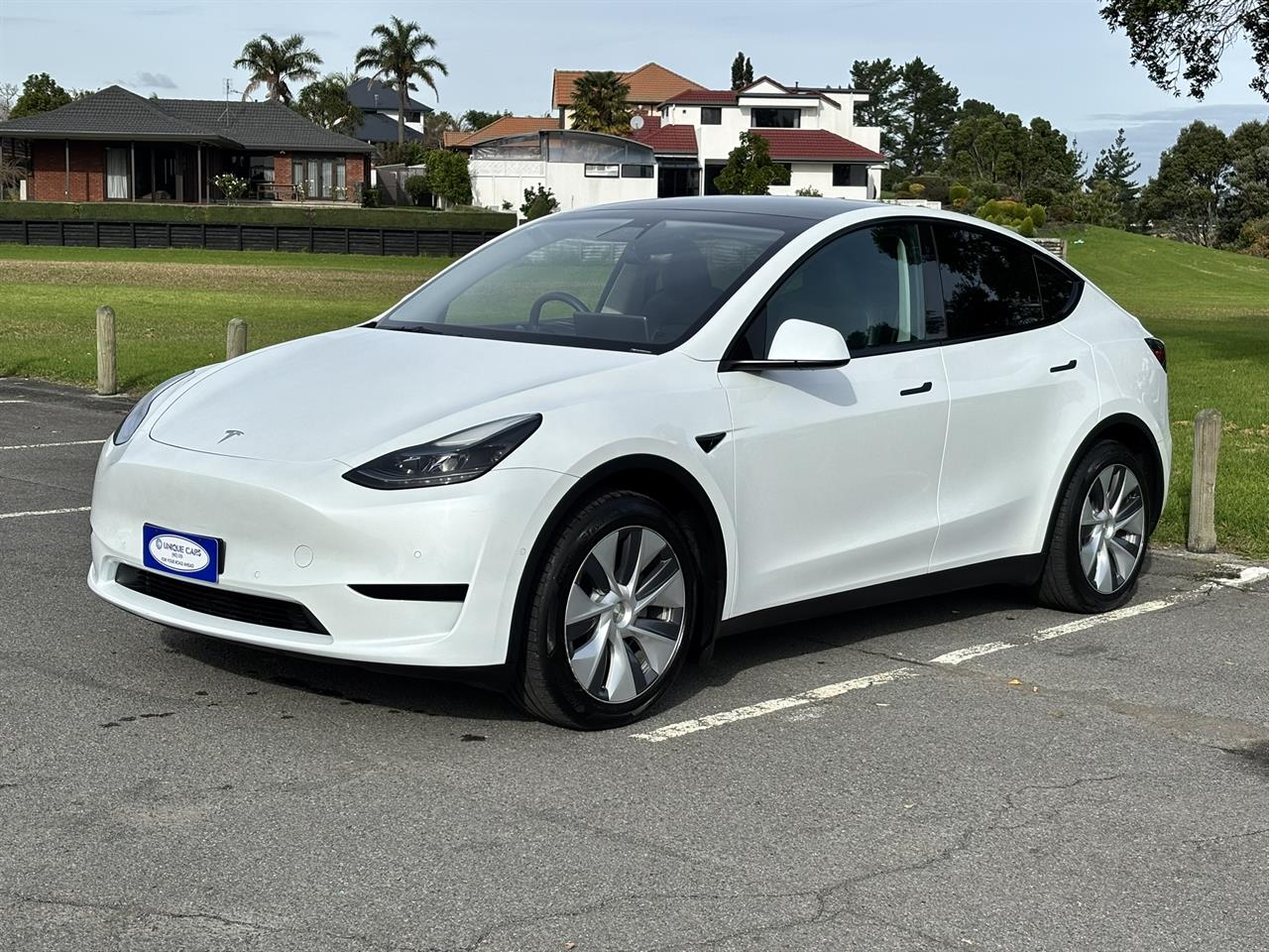 2023 Tesla Model thumbnail