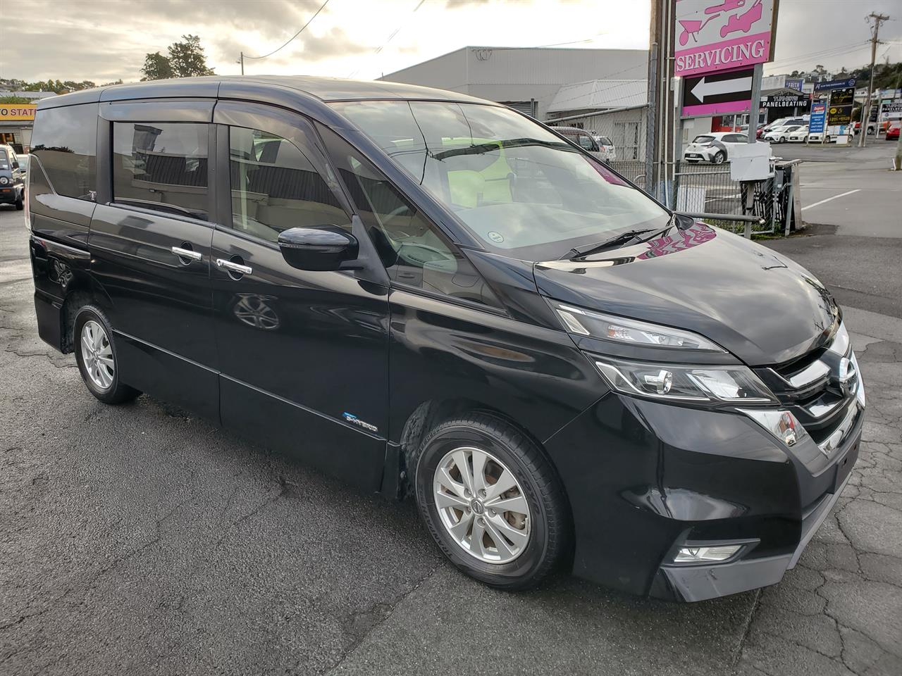 2017 Nissan Serena thumbnail