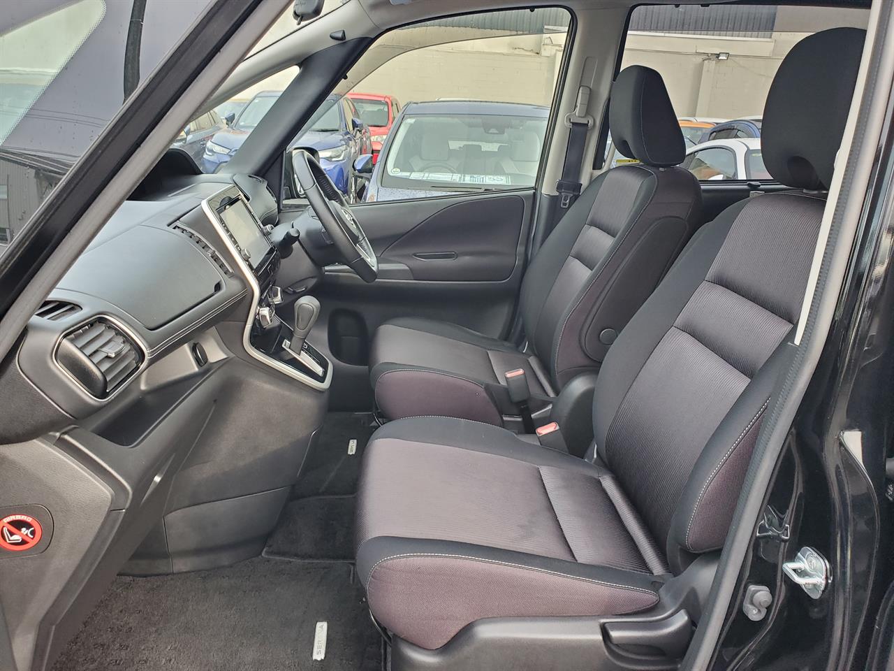 2017 Nissan Serena thumbnail