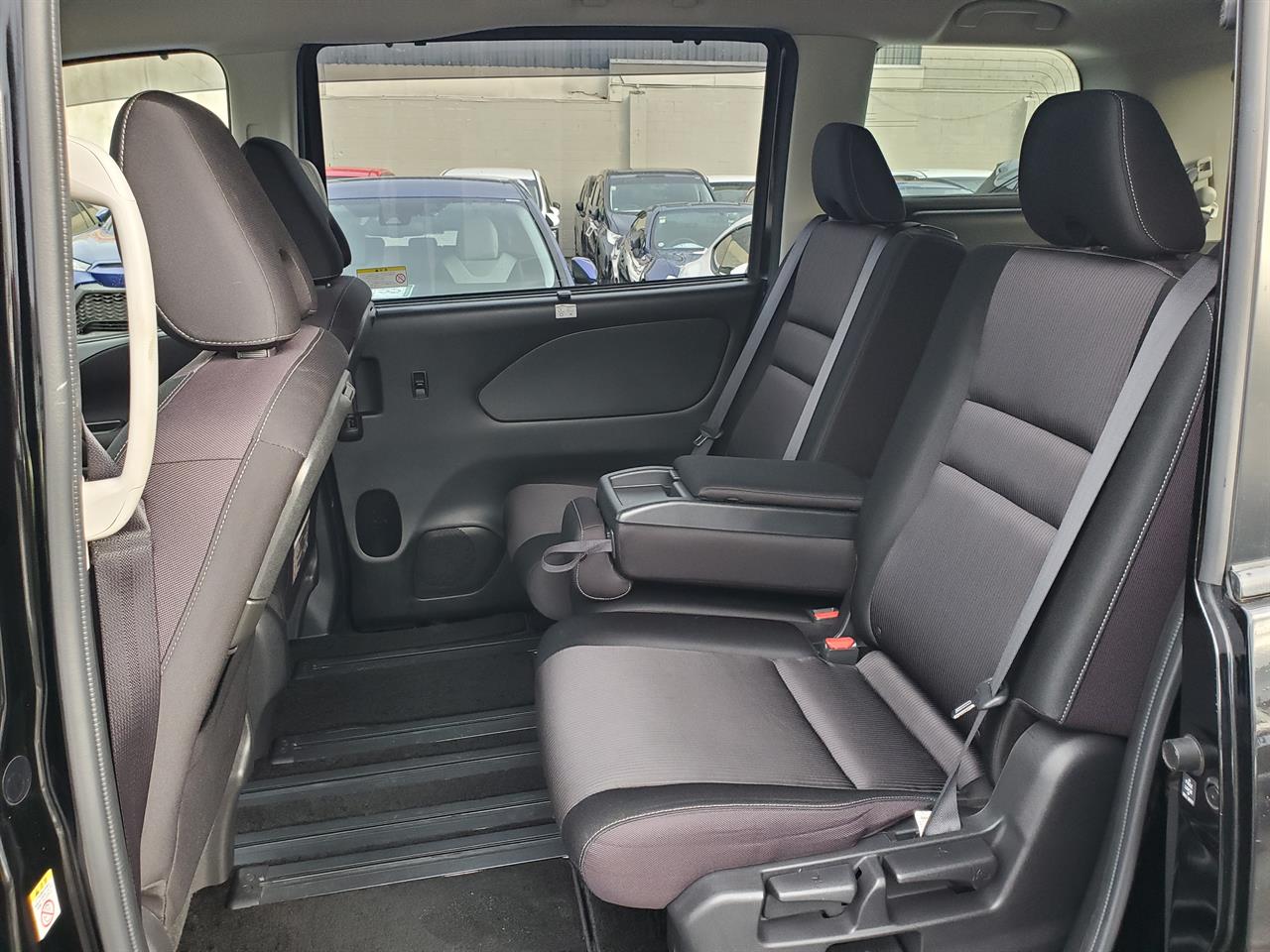 2017 Nissan Serena thumbnail