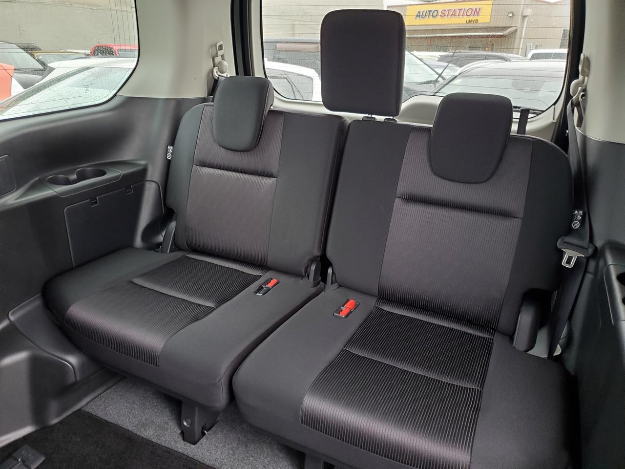 2017 Nissan Serena thumbnail