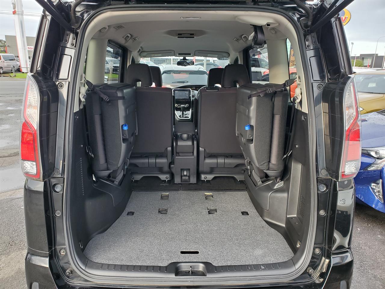 2017 Nissan Serena thumbnail