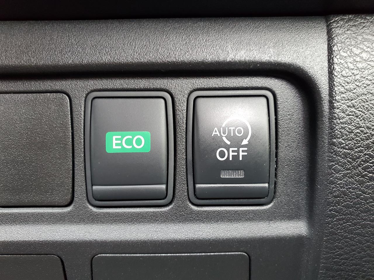 2017 Nissan Serena thumbnail