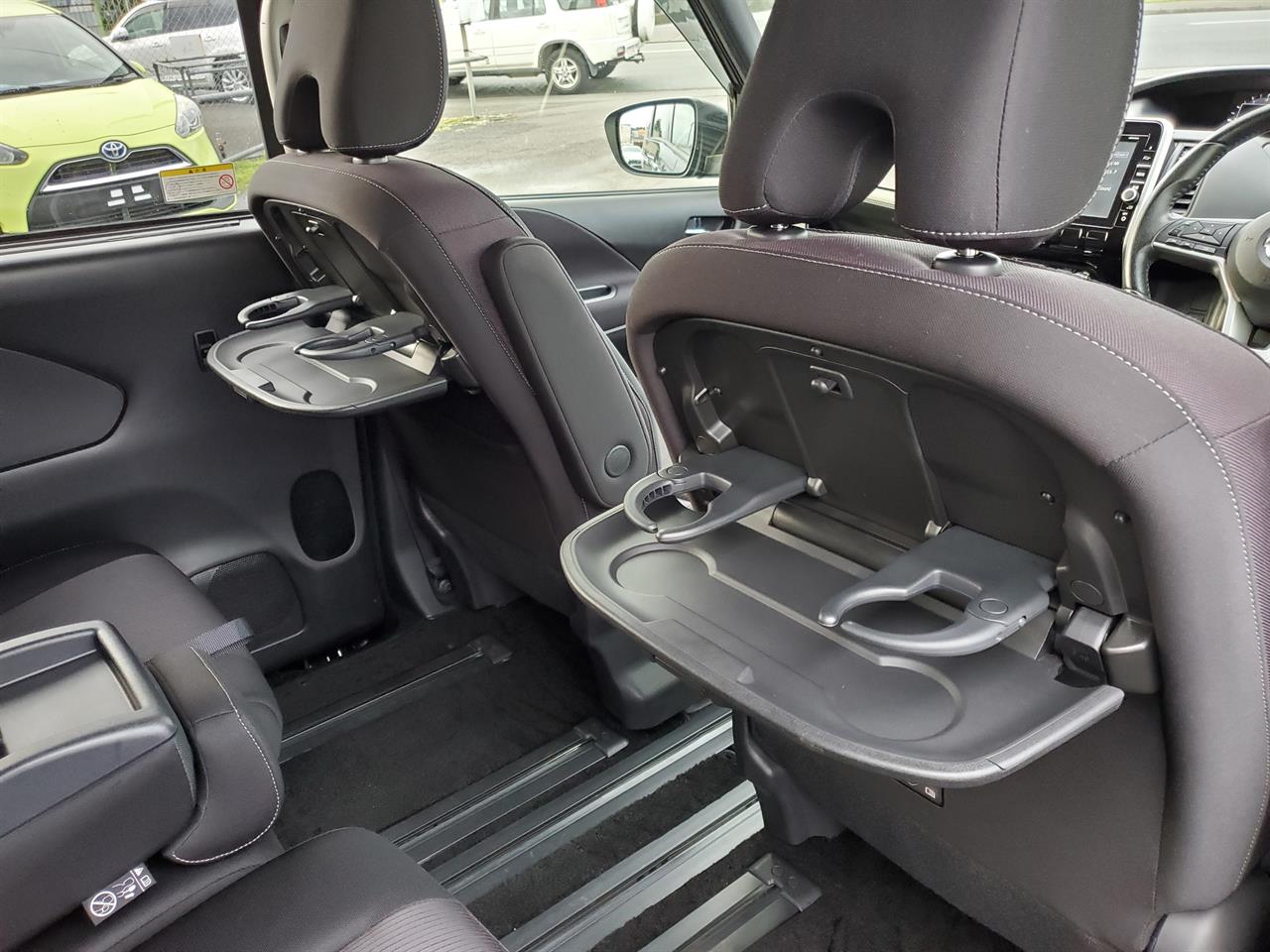 2017 Nissan Serena thumbnail