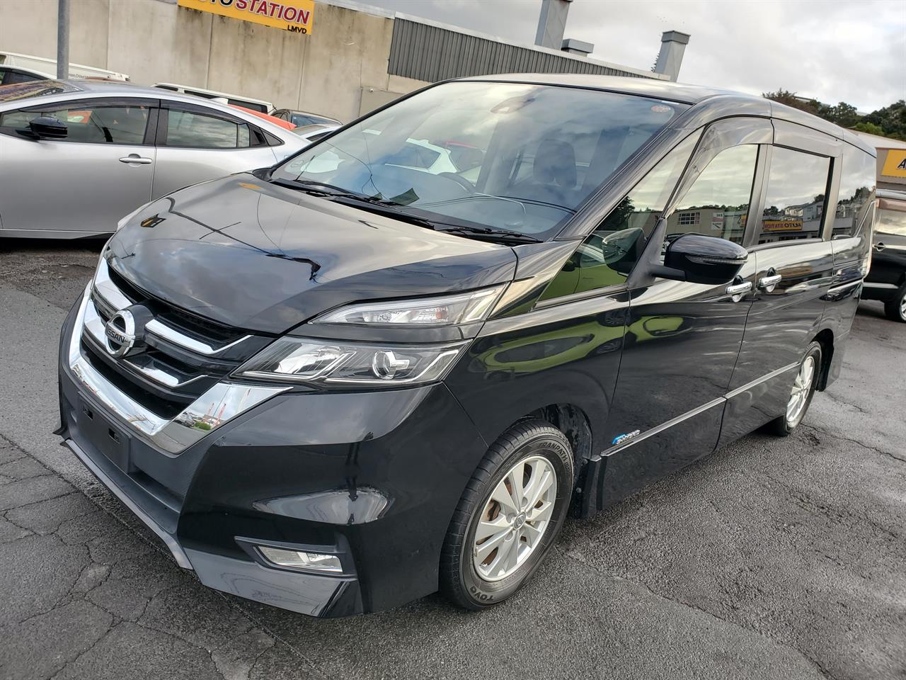 2017 Nissan Serena thumbnail