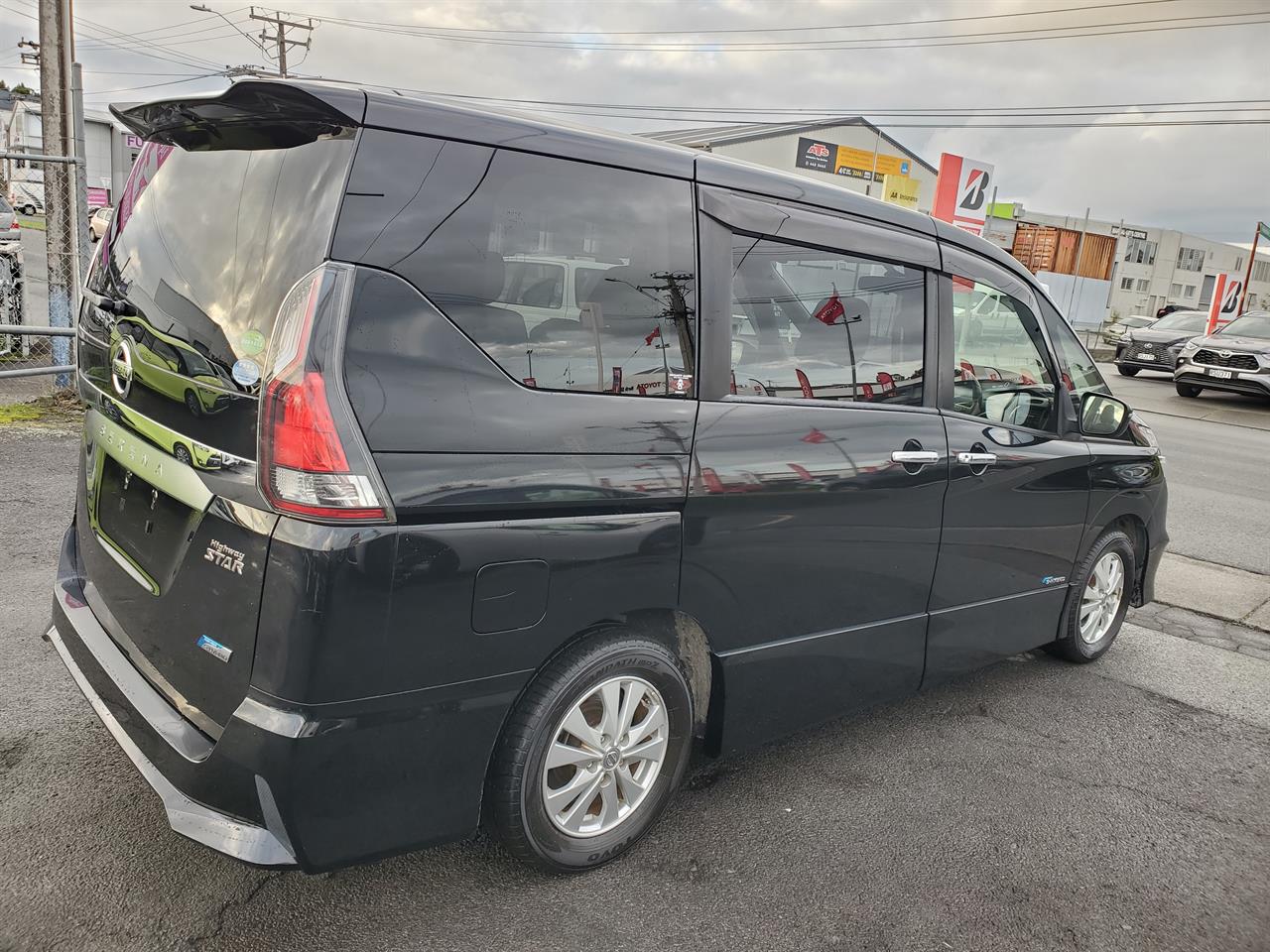 2017 Nissan Serena thumbnail