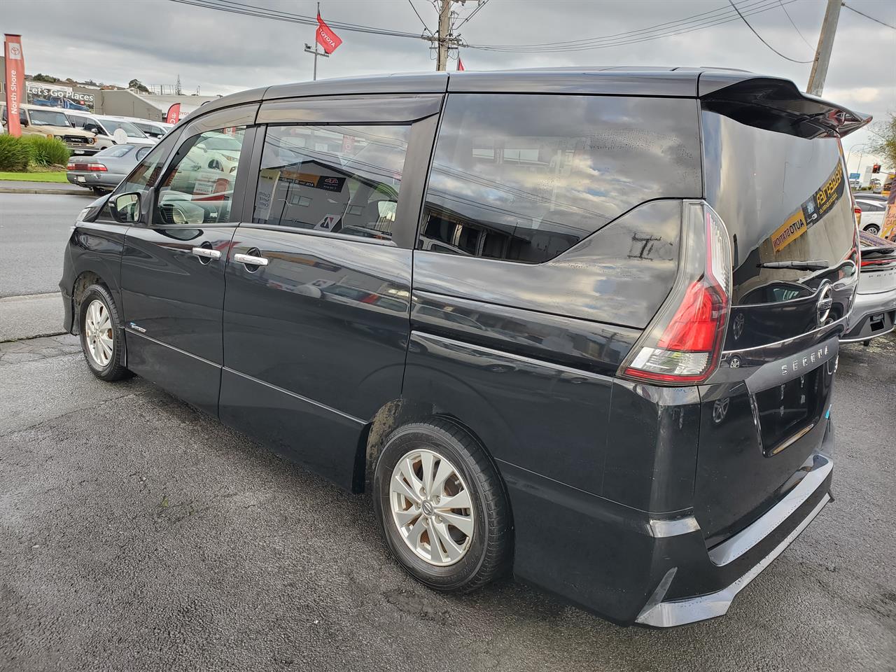 2017 Nissan Serena thumbnail