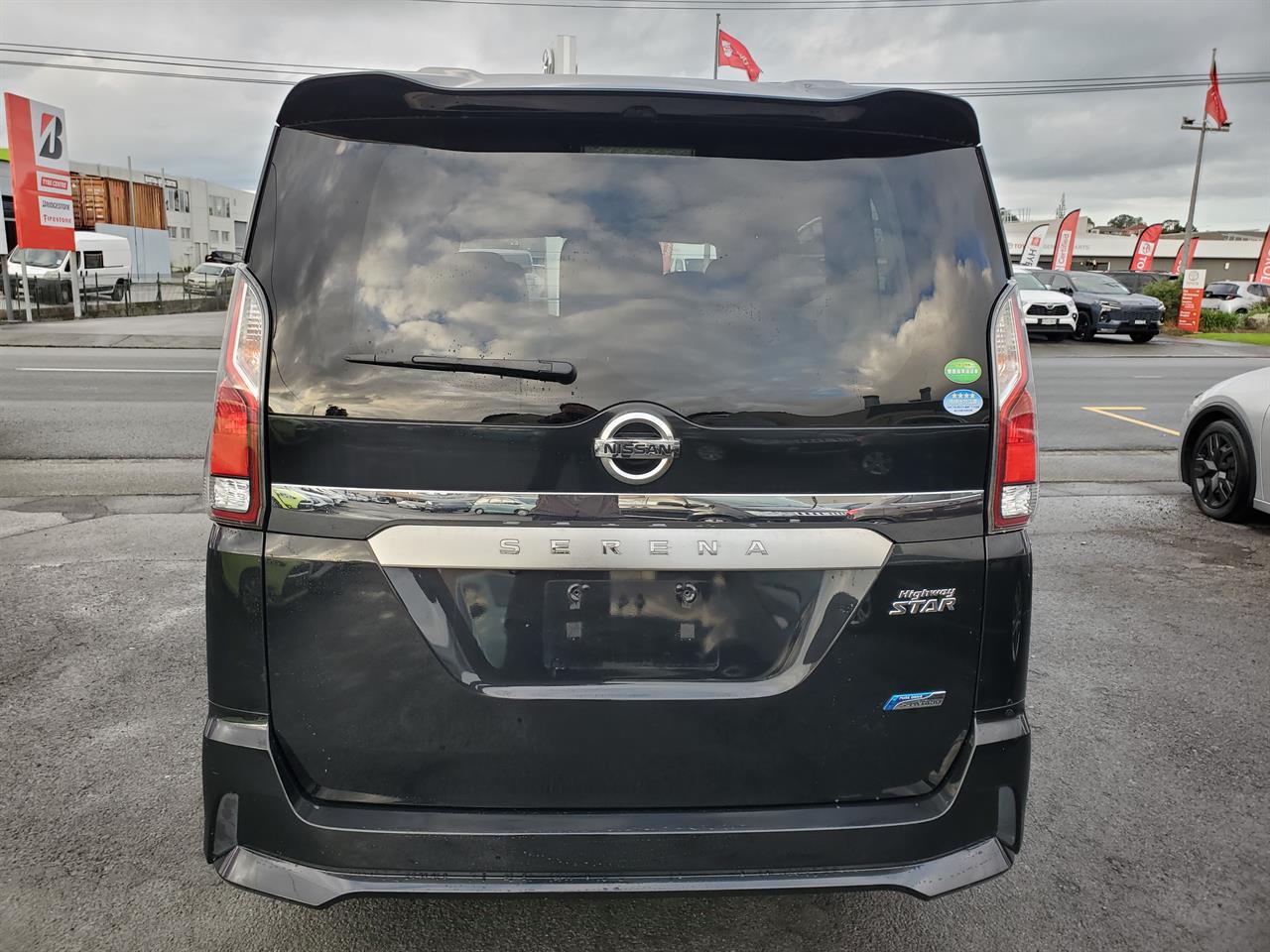 2017 Nissan Serena thumbnail
