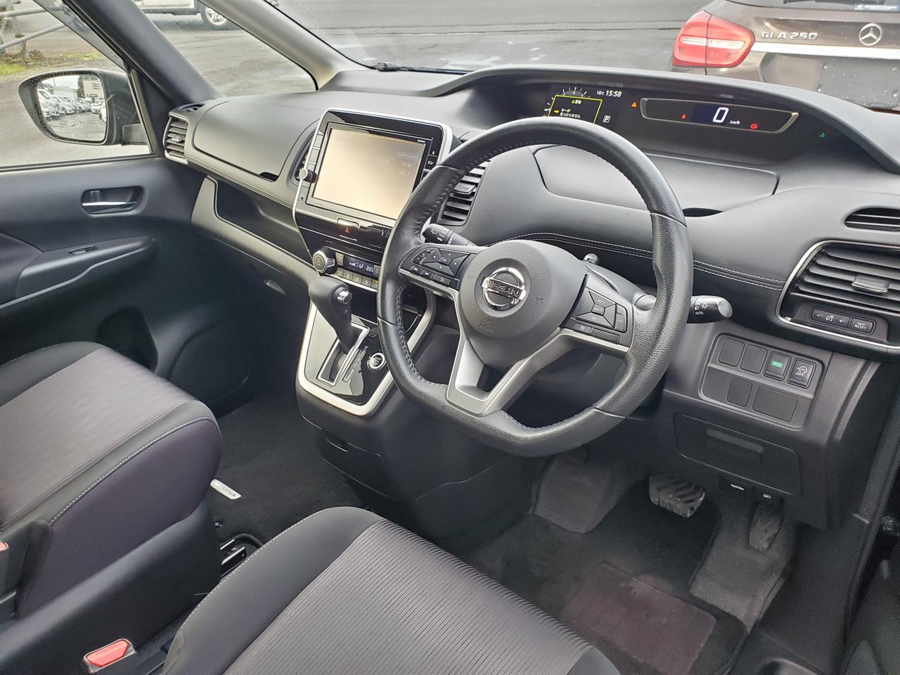 2017 Nissan Serena thumbnail