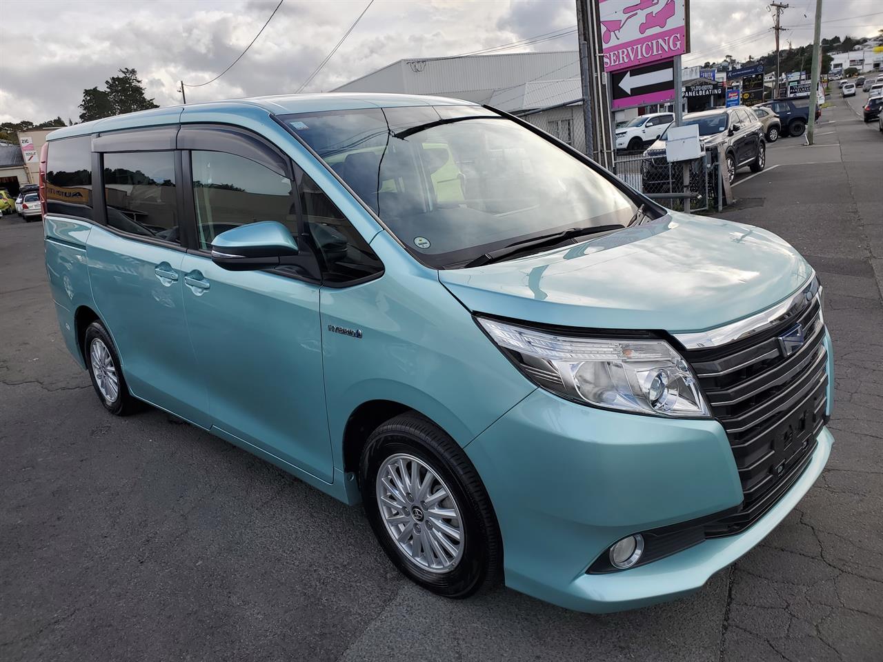 2015 Toyota Noah thumbnail