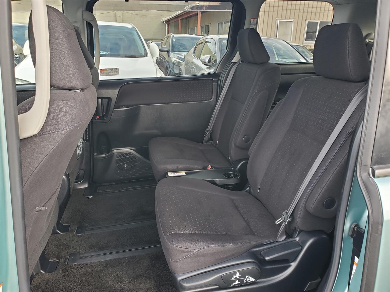 2015 Toyota Noah thumbnail