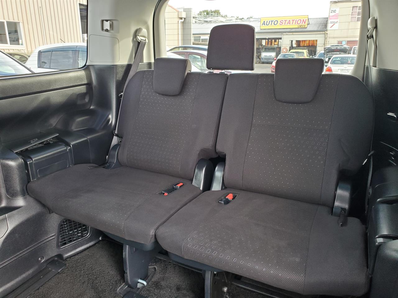 2015 Toyota Noah thumbnail