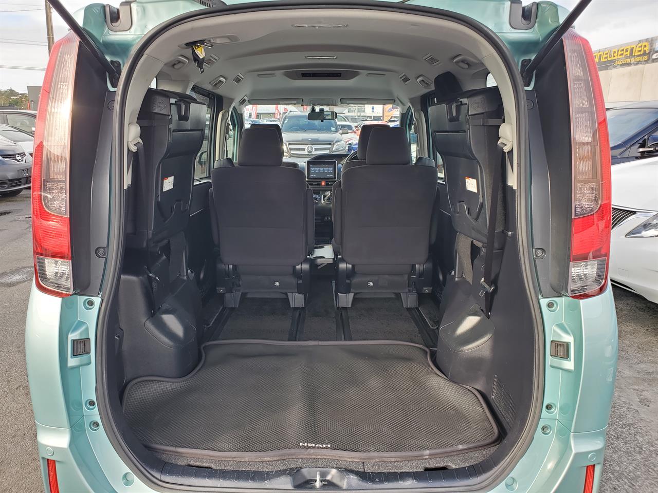 2015 Toyota Noah thumbnail