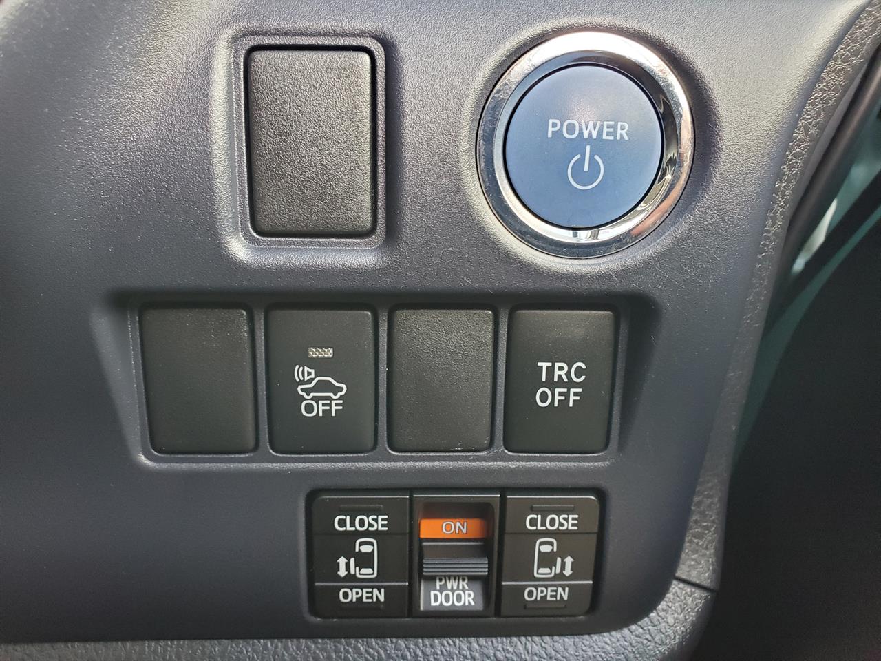 2015 Toyota Noah thumbnail