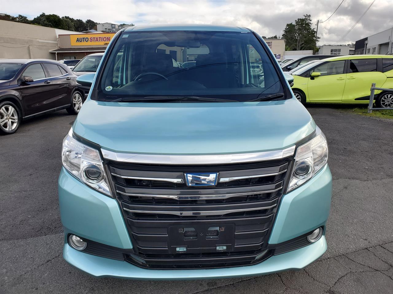 2015 Toyota Noah thumbnail
