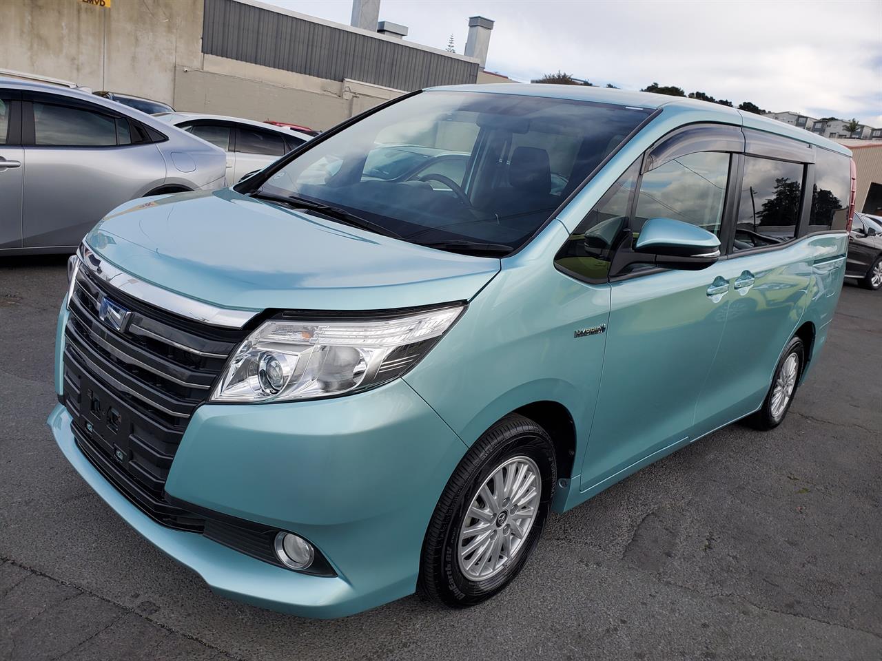 2015 Toyota Noah thumbnail