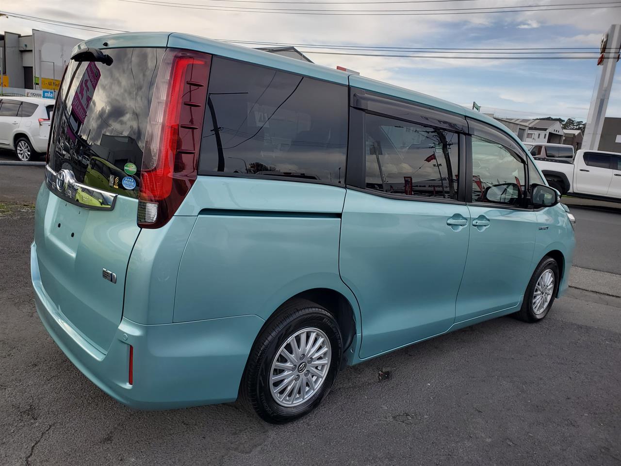 2015 Toyota Noah thumbnail