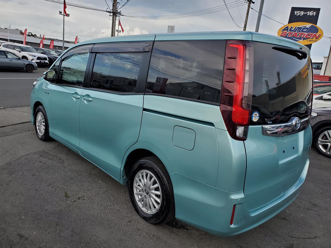 2015 Toyota Noah thumbnail