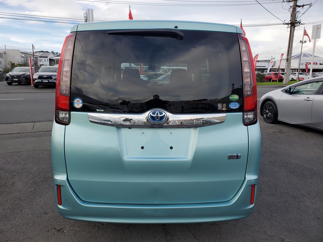 2015 Toyota Noah thumbnail