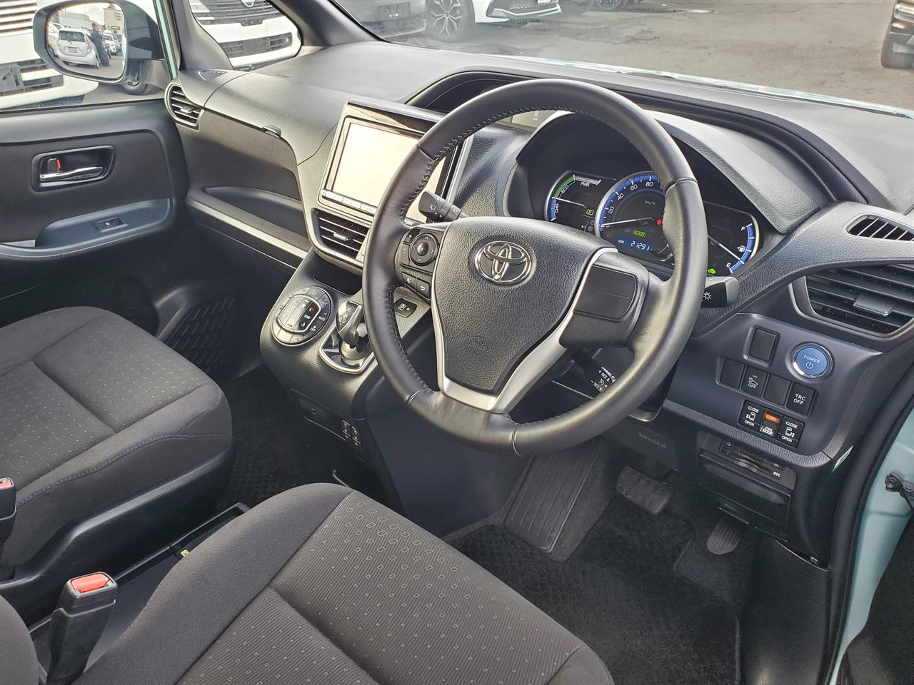 2015 Toyota Noah thumbnail
