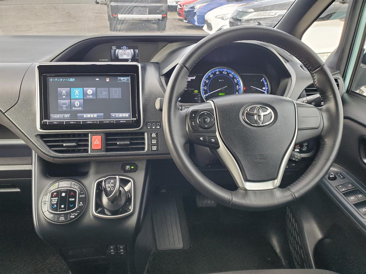 2015 Toyota Noah thumbnail