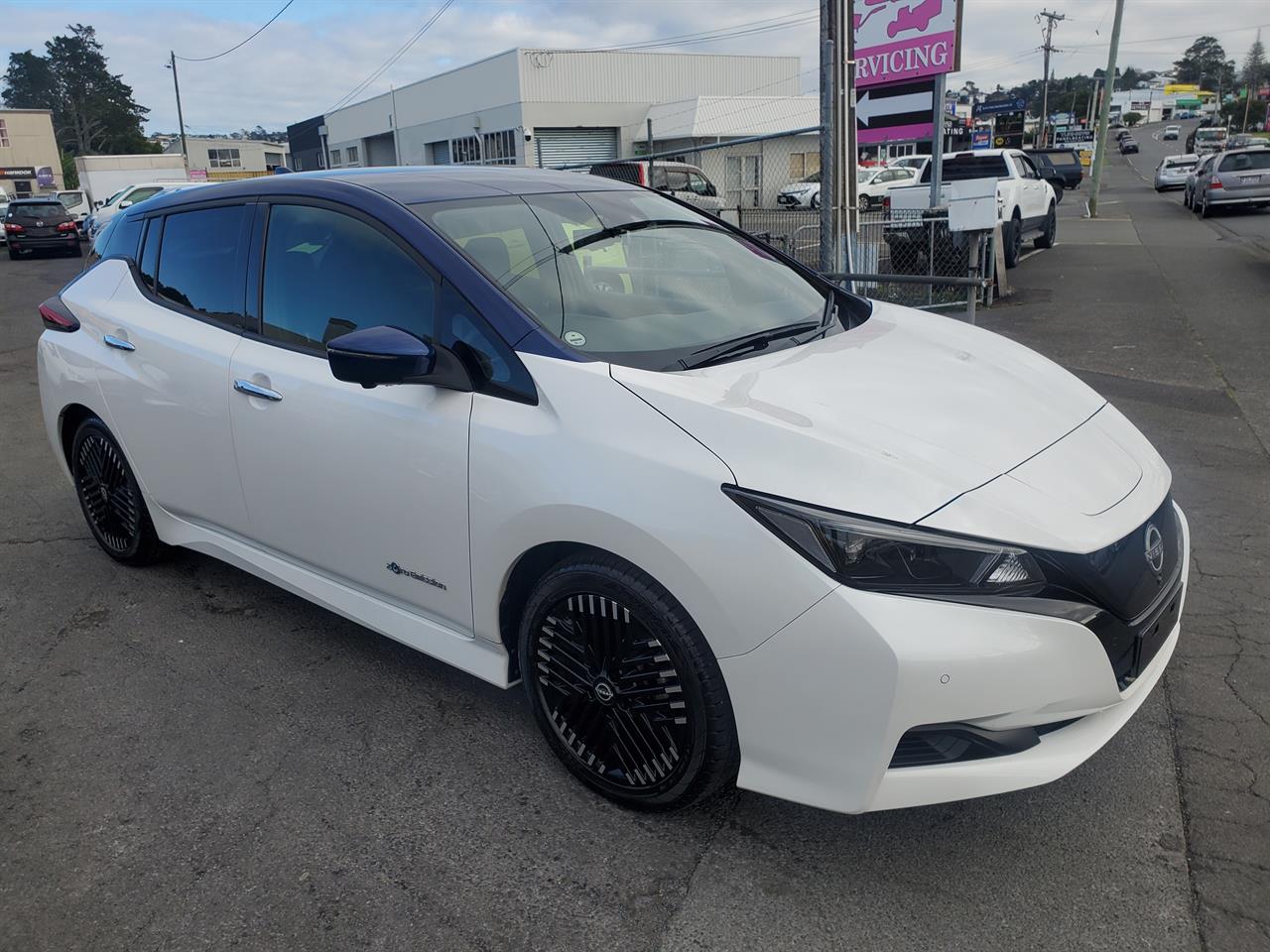 2022 Nissan Leaf thumbnail