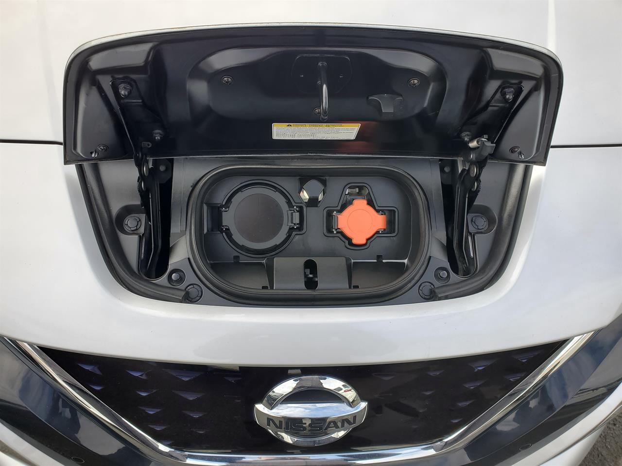 2021 Nissan Leaf thumbnail