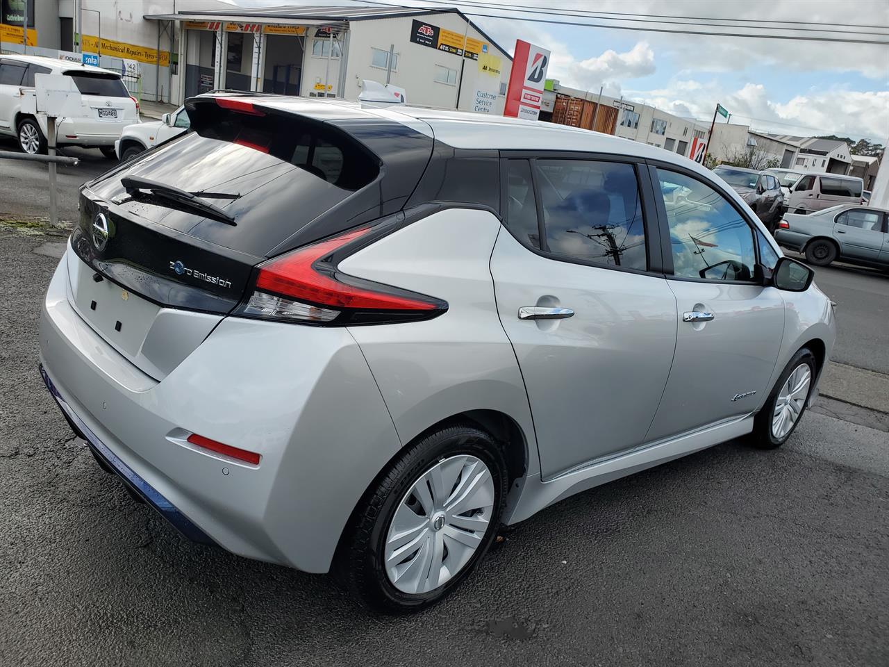 2021 Nissan Leaf thumbnail