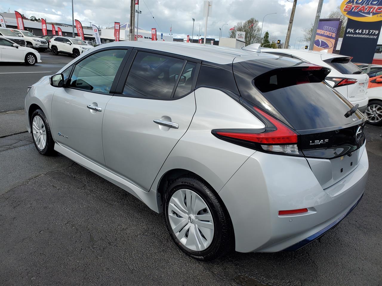 2021 Nissan Leaf thumbnail