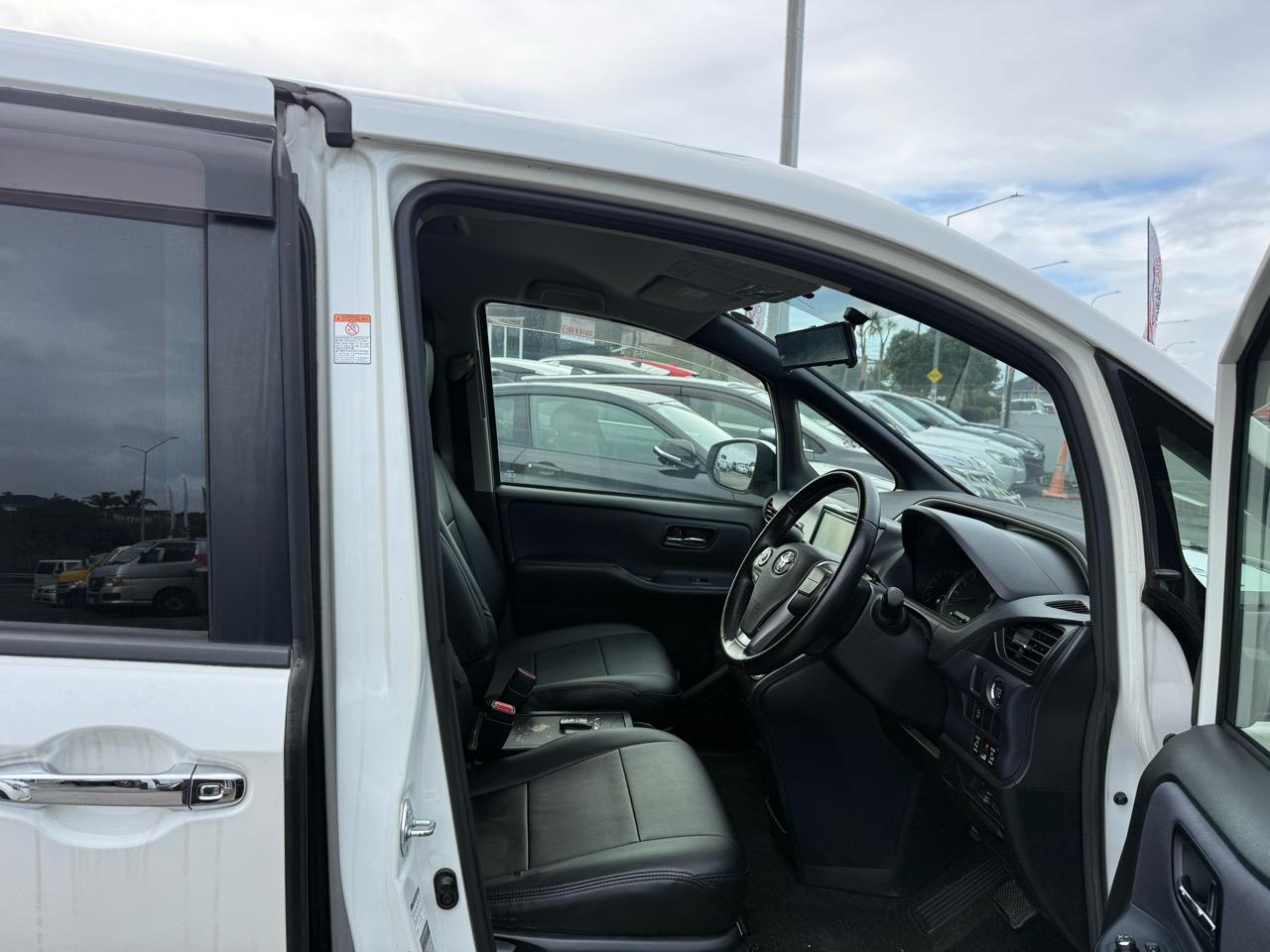 2015 Toyota Voxy thumbnail