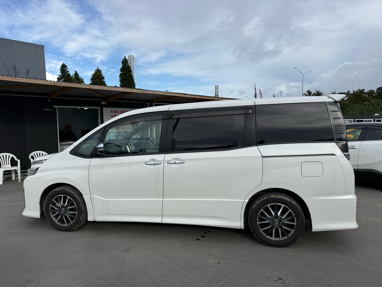 2015 Toyota Voxy thumbnail