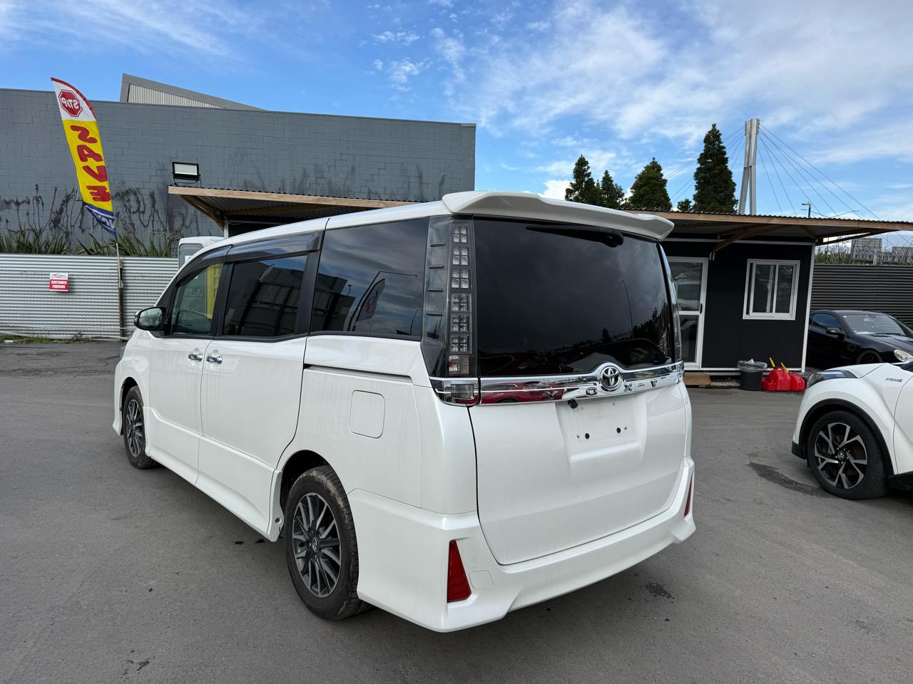 2015 Toyota Voxy thumbnail