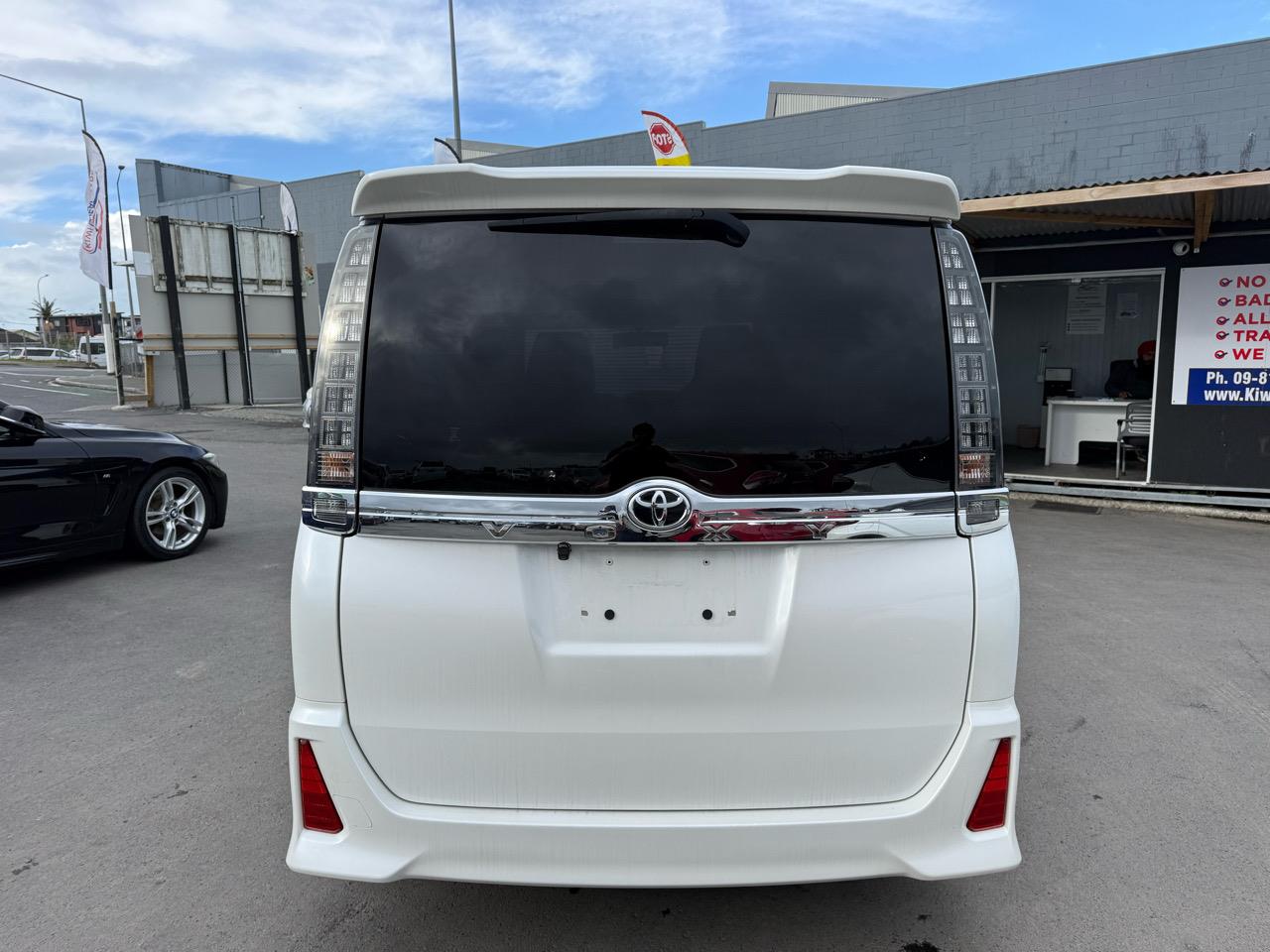 2015 Toyota Voxy thumbnail
