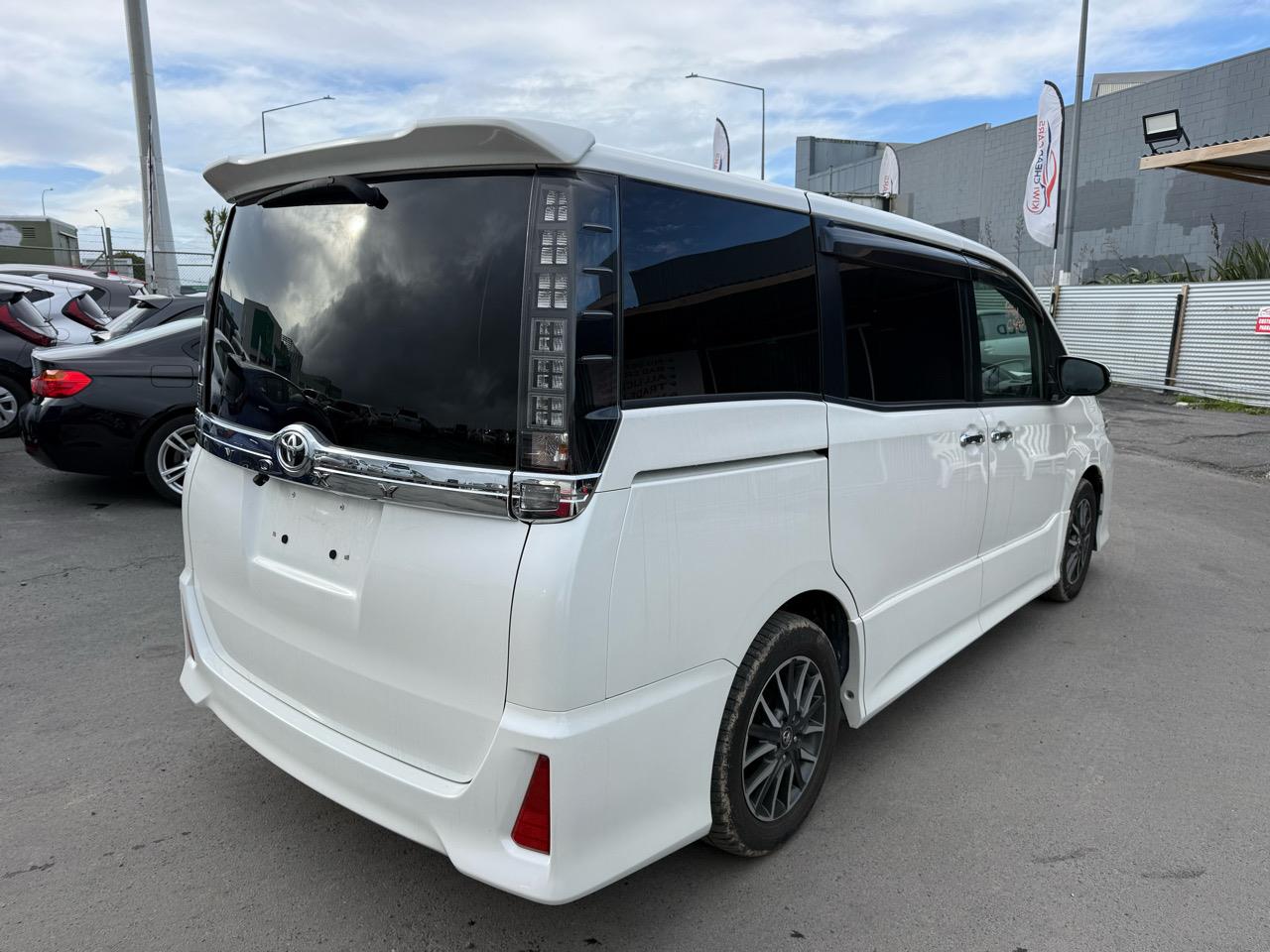 2015 Toyota Voxy thumbnail