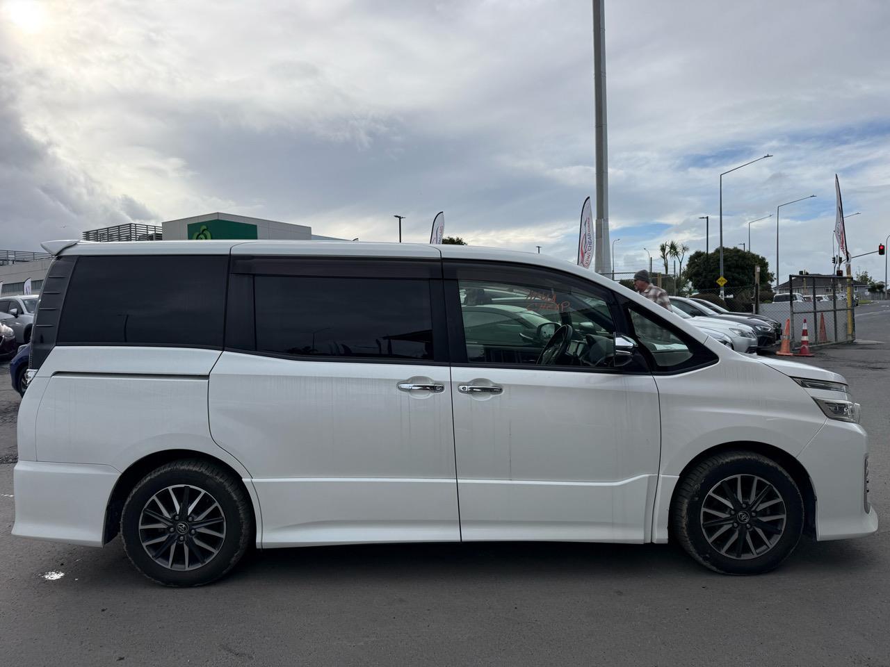 2015 Toyota Voxy thumbnail