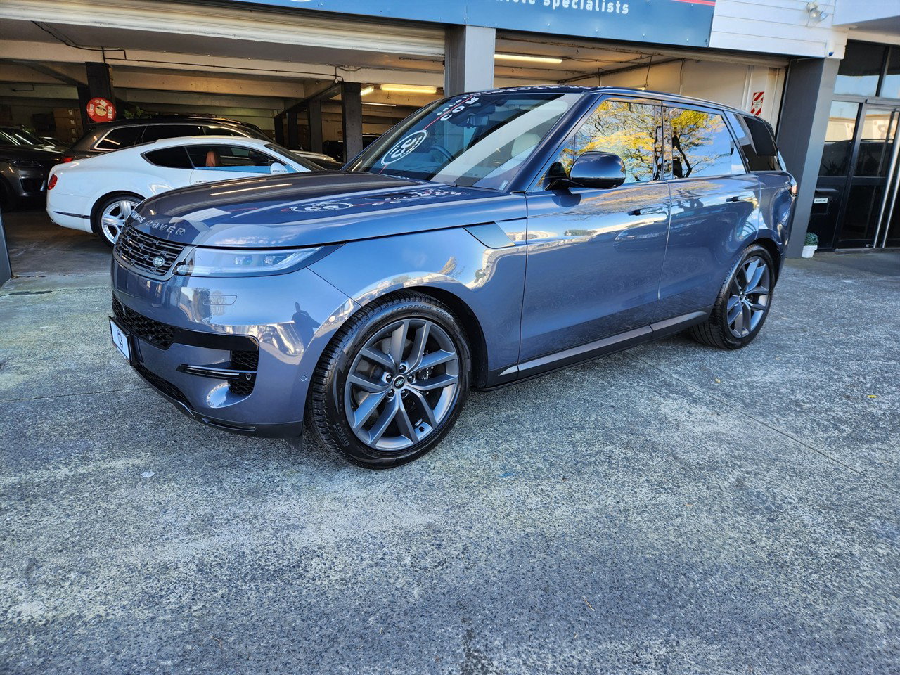 2023 Land Rover Range Rover Sport thumbnail