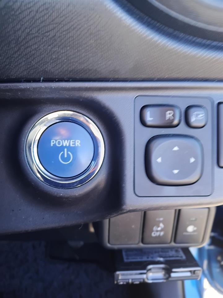 2014 Toyota Aqua thumbnail