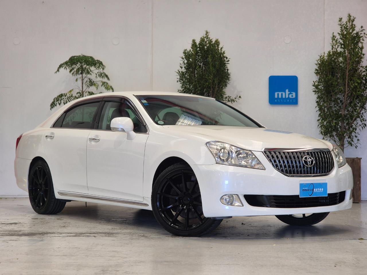 2011 Toyota Crown thumbnail