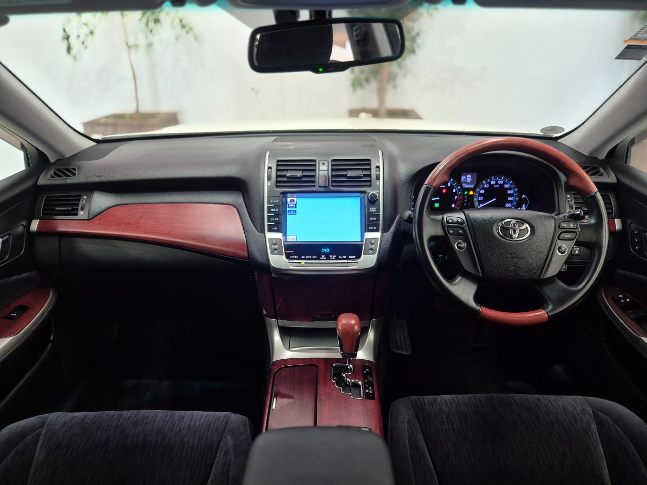 2011 Toyota Crown thumbnail